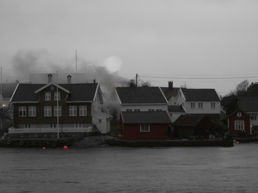 Ågerøya er en uthavn bestående av tett verneverdig trehusbebyggelse. Brann i dette området kan føre til tap av flere bygg og at vi mister deler av vår kulturarv. God informasjon om brannforebygging og tiltak som sikrer rask respons er viktig. 