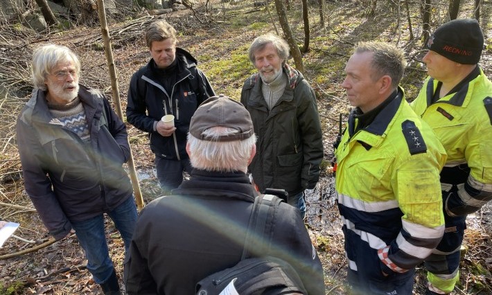 Brannvesenets Jarle Danielsen i dialog med grunneierne.