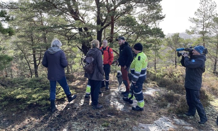 Brannvesenet, Altiskog og byantikvaren diskuterer på en topp midt på Monsøya.